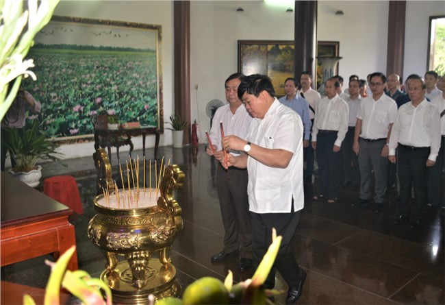 Các đoàn tham gia Liên hoan Phát thanh toàn quốc dâng hương tại khu di tích Nguyễn Sinh Sắc (25/06/2020)